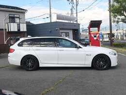 V型8気筒4，400ccツインターボエンジン　0-100km/h4.6秒