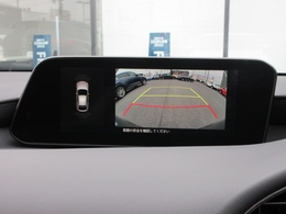リバースに入れれば自動的にセンターディスプレイにバックカメラの映像を映し出し、バックでの駐車をサポートします