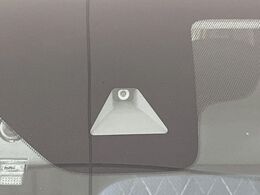 【三菱e-Assist】走行中に前方の車両等を認識し、衝突しそうな時は警報とブレーキで衝突回避と被害軽減をアシスト。より安全にドライブをお楽しみいただけます。