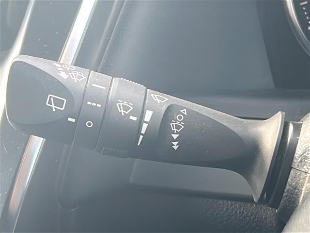 【ETC】有料道路を利用する際に料金所で停止することなく通過できる、ETC車載器（ノンストップ自動料金収受システム機器）が装備されています。セットアップを行うことで利用可能になります。