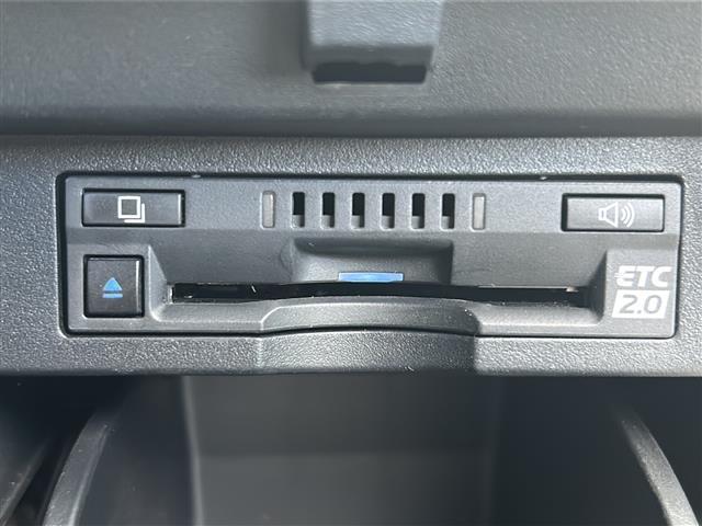 【ETC】有料道路を利用する際に料金所で停止することなく通過できる、ETC車載器（ノンストップ自動料金収受システム機器）が装備されています。セットアップを行うことで利用可能になります。