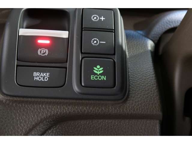 パーキングブレーキは力も手間もいらない♪♪指で操作可能な電子制御パーキングブレーキです☆☆☆