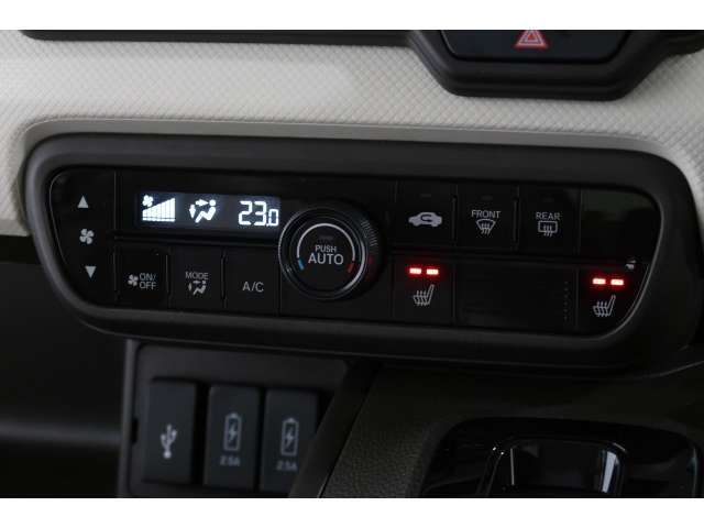 オートエアコン装備♪室内温度を設定すれば自動的に風量の調整をしてくれます♪車内をいつでも快適に保てます♪