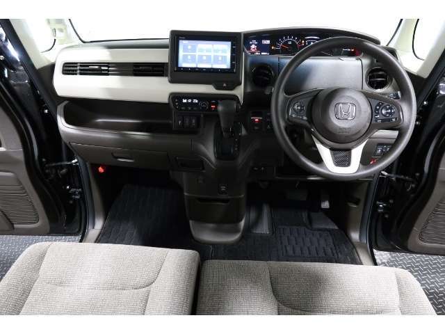 ドライバーを包み込むように、ディスプレーやスイッチ、コンソールを配置。座った瞬間から運転への期待が！空間そのものの心地よさにこだわっています。