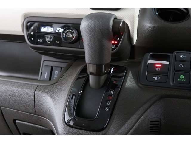 インパネシフトだから視線の移動も少なく足元もスッキリ♪運転席もゆったりしているのでゆとりを持ってドライブできますね！