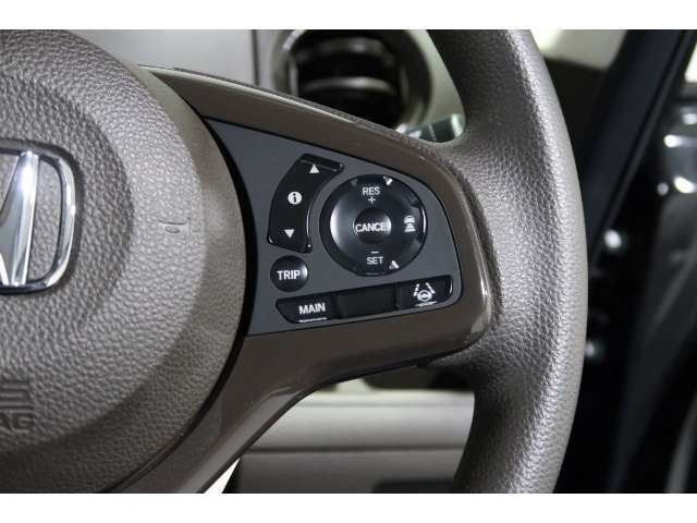 Hondaセンシングの機能のひとつ、アダプティブクルーズコントロール付！アクセルから足を離しても設定したスピードと前車との車間を保ち走行してくれます！車線維持もアシスト☆高速道路で疲労軽減ですね☆