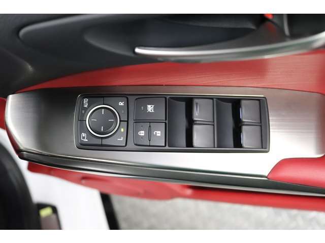 運転席ドアスイッチ回りの画像です。