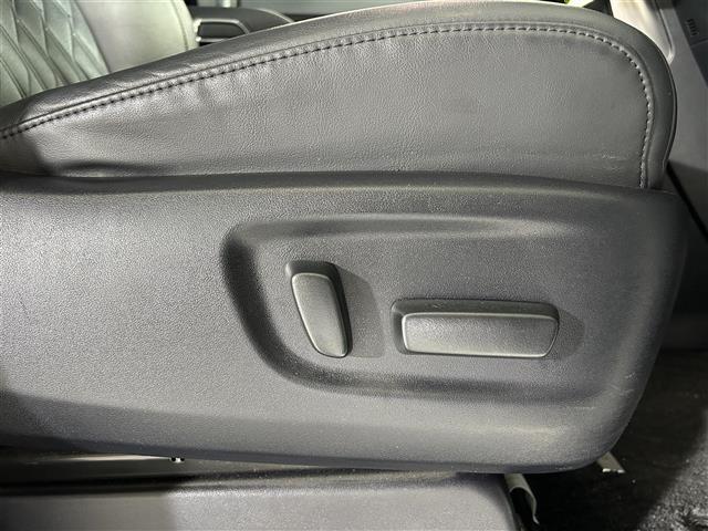 【運転席】座り心地が良いシートなので長時間の運転でも快適にお過ごしいただけます。新品のフロアマットのご注文も可能です。掲載箇所以外にご希望の写真がございましたらお気軽にお問い合わせ下さい。