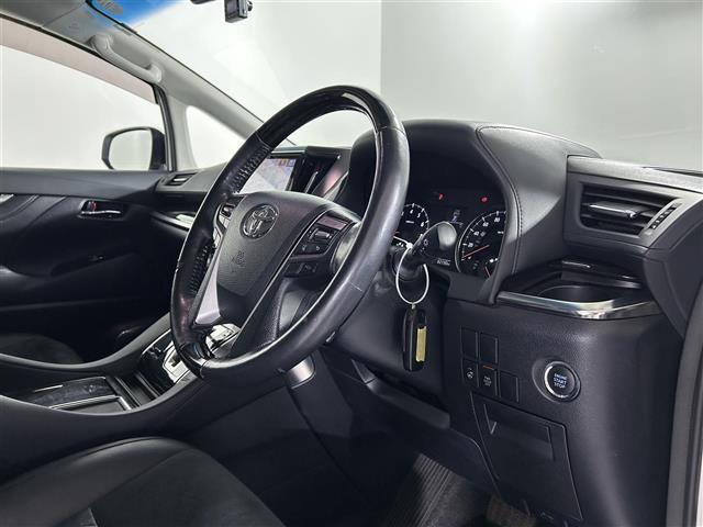 【運転席】座り心地が良いシートなので長時間の運転でも快適にお過ごしいただけます。新品のフロアマットのご注文も可能です。掲載箇所以外にご希望の写真がございましたらお気軽にお問い合わせ下さい。