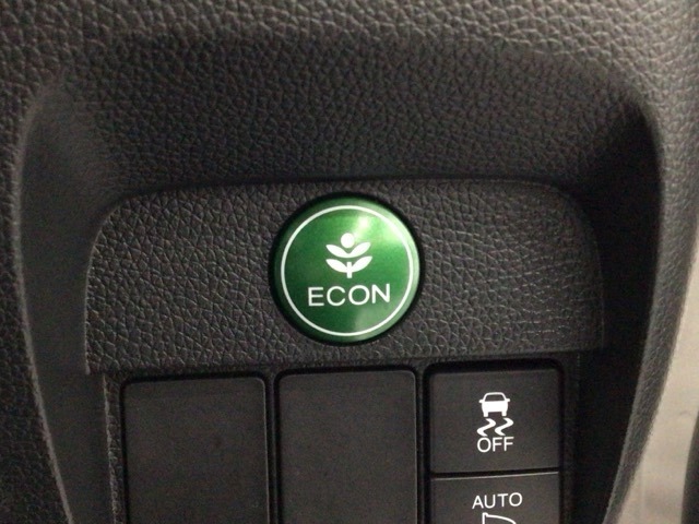 ★ECONスイッチ★　エコドライブを加速しよう！スイッチをONにすると、運転の仕方によるロスを抑え込み燃費をよくするようクルマが頑張ります（＊＾ー＾＊）燃費向上にチャレンジ♪