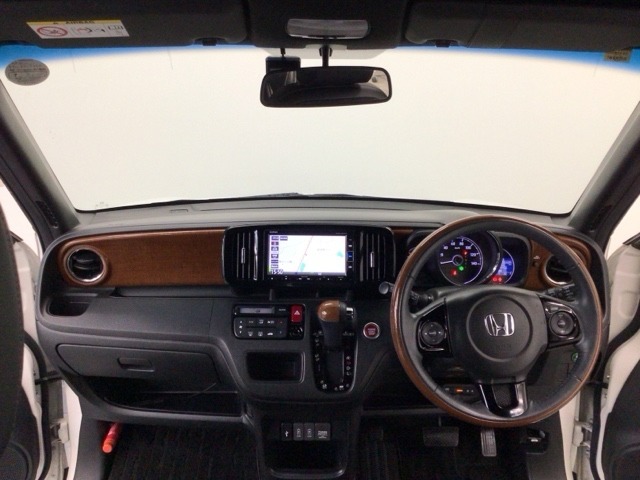 【前方視界】開放的な前方視界！運転がしやすく疲れにくいです♪窓が大きく、見通しがとっても良いおクルマですよ♪