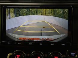 【バックカメラ】駐車時に後方がリアルタイム映像で確認できます。大型商業施設や立体駐車場での駐車時や、夜間のバック時に大活躍！運転スキルに関わらず、今や必須となった装備のひとつです！
