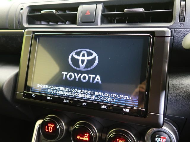 【純正9型ナビ】人気の純正9インチナビを装備。オーディオ機能も充実しており、Bluetooth接続すればお持ちのスマホやMP3プレイヤーの音楽を再生可能！毎日の運転がさらに楽しくなります！！