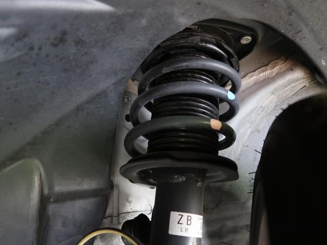 お車を安心してお乗りいただく為には、足回りの定期点検が欠かせません。サービスサポート（有償保証）では無料点検もご提供しており、安心のカーライフをお過ごしいただけるサポート体制が整っています。