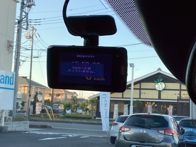 運転中の映像・音声などを記録して、交通事故やトラブルが起きた時の正確な状況把握に役立つドライブレコーダーが装着されています。