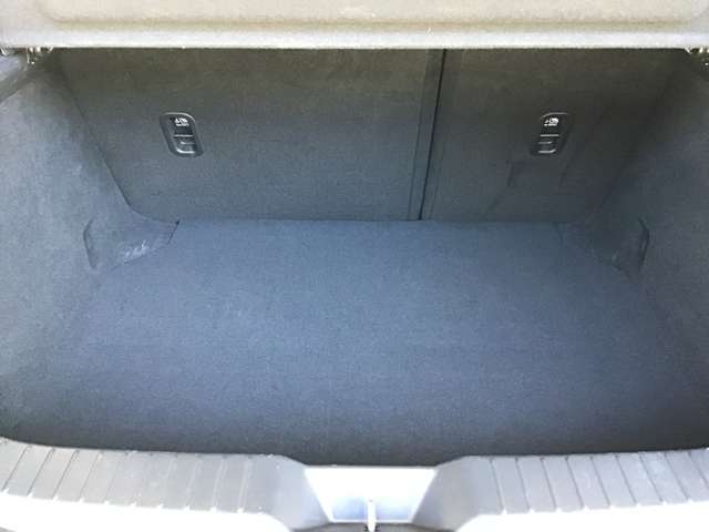 トランクスペースです☆いろいろな使用方法がありますね！シートを倒すと大きな荷物や長い荷物などたくさん積めますよ☆たくさんの荷物や思い出をこのMAZDA3に積んでください☆