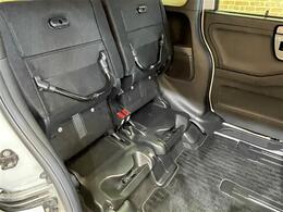 【チップアップシート】2列目シートの座面を跳ね上げることができるので大きい荷物やより多くの荷物を載せることができるようになる便利なシートです！