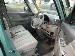 アームレスト付きシート！ドライバーの疲労を軽減し運転をより快適に楽しめます♪
