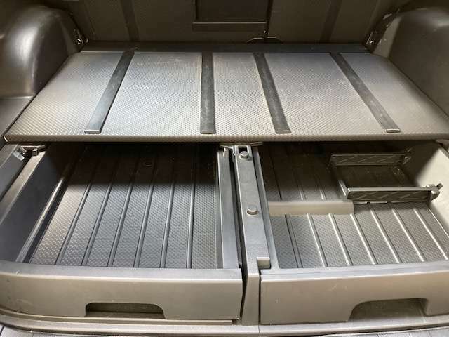 トランクの中には収納スペースもございます！