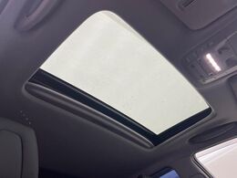 【サンルーフ】開放感たっぷりの希少装備、サンルーフが装着されています！車内に明かりを取り入れたり景色を楽しむ以外にも、車内の空気も簡単に換気できて快適です！