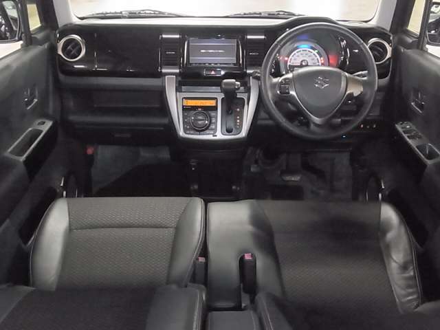 業者によるルームクリーニング実施☆室内の細かい所からエンジンルームまでキレイになった状態でお渡し致します♪