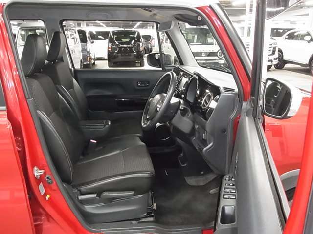 当社販売担当者、仕入担当者、リフトに持ち上げ車検検査員による下廻りチェックをクリアした高品質車を展示しております。