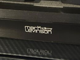 【マークレビンソンサウンドシステム】メーカーオプションの高品位サウンドシステムを搭載。専用のチューニングが施された大小様々なスピーカーから良質なサウンドが奏でられ、臨場感あふれる音響空間を演出します。