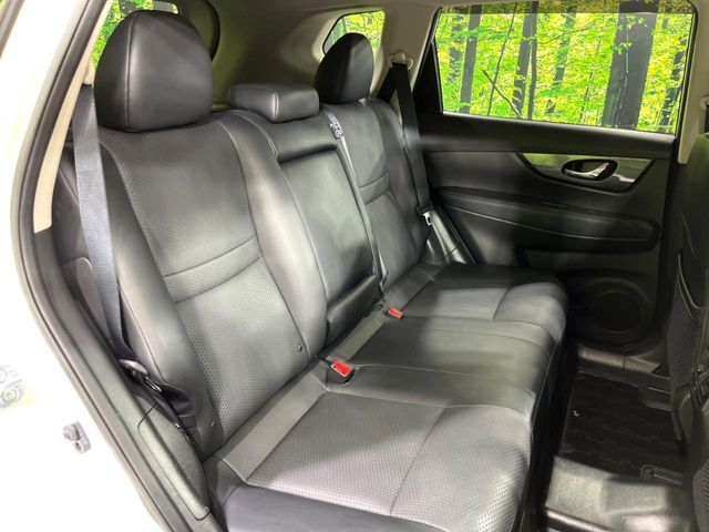 後部座席も気になるようなキズ・汚れやへたり等、大きなダメージはなく、良好な状態です。