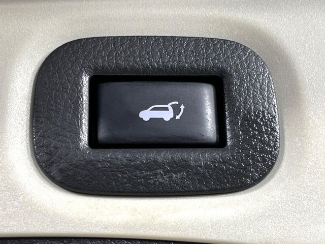 【パワーバックドア】スマートキーや運転席のボタンを押すだけでリアゲートが自動で開閉します！荷物を持っている時や、高い位置にあるバックドアを閉める際に便利な機能です♪