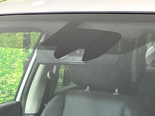 【エマージェンシーブレーキ】走行中に前方の車両等を認識し、衝突しそうな時は警報とブレーキで衝突回避と被害軽減をアシスト。より安全にドライブをお楽しみいただけます。