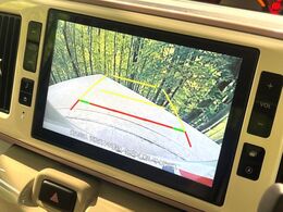 【バックカメラ】駐車時に後方がリアルタイム映像で確認できます。大型商業施設や立体駐車場での駐車時や、夜間のバック時に大活躍！運転スキルに関わらず、今や必須となった装備のひとつです！