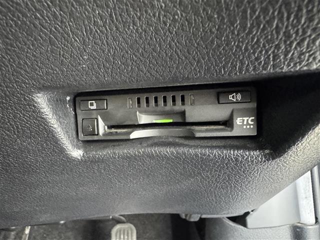 【ETC】有料道路を利用する際に料金所で停止することなく通過できる、ETC車載器（ノンストップ自動料金収受システム機器）が装備されています。セットアップを行うことで利用可能になります。
