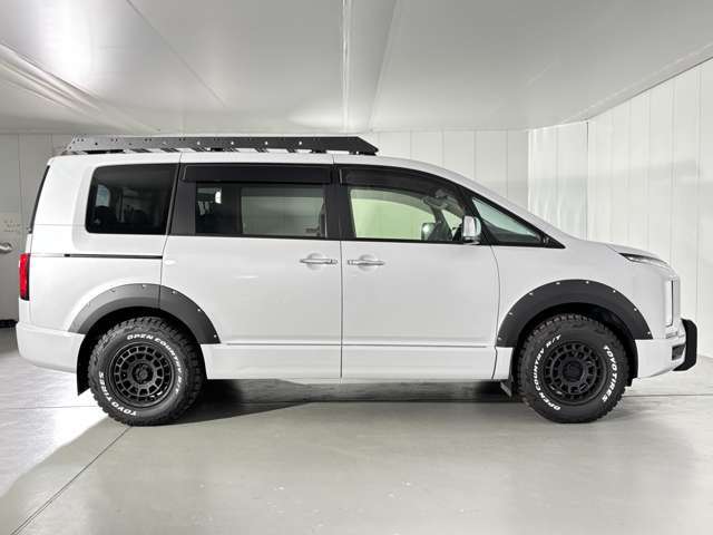 リアはコンビネーションランプとリアゲートガーニッシュにLEDを採用し先進的でスタイリッシュなデザインに変更された◎