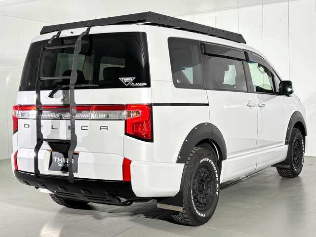 サードスペースで製作したオリジナルマッドフラップを装着◎D5のボディラインを邪魔することなく存在をアピールする唯一無二なサイズ感で製作することで上品な印象に。