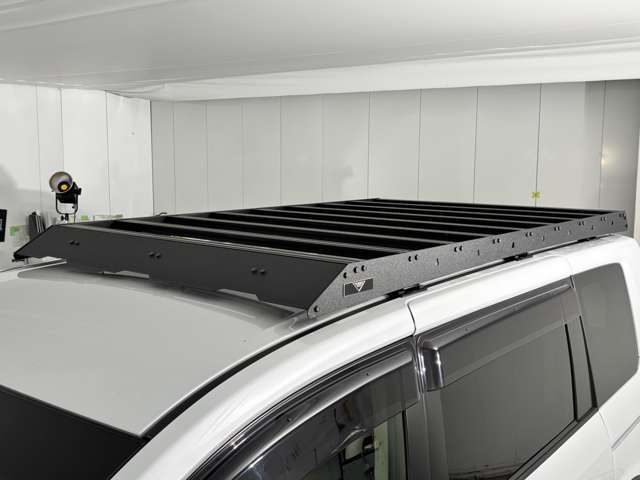 サードスペースで企画・設計したオリジナルのルーフラック＆リアラダーを装着◎素材はアルミとスチールで構成されており充分な強度を持たせてある◎