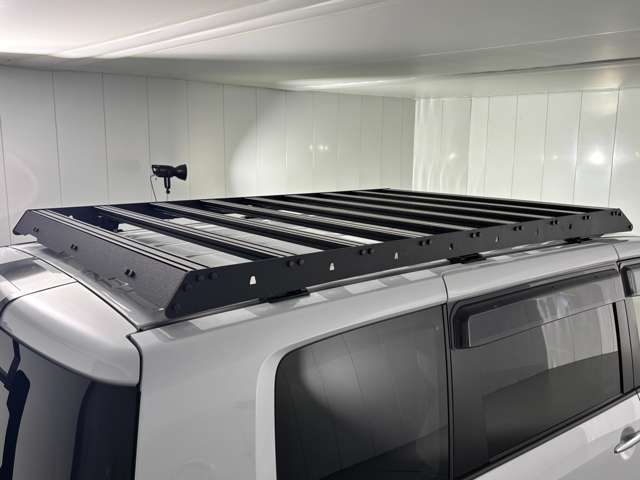 オリジナルルーフラックはフラットなオーバーランダースタイル◎標準的なTスロットレールとラッシングベルト固定穴を設けてあり拡張性も◎高さは110mmなので標準車高であれば全高200cmに収まる◎