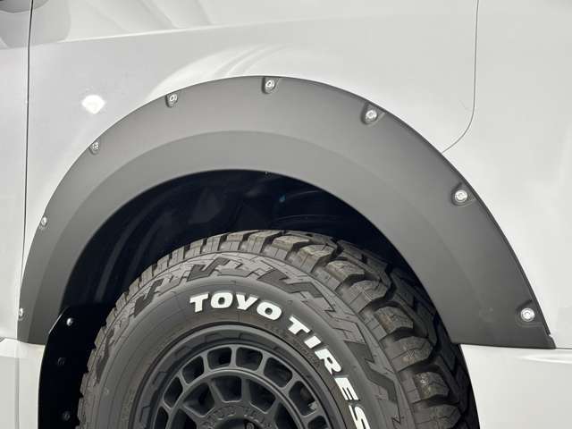 特別仕様車の「シャモニー」に手を加えてさらにマッドテイストに仕上げたカスタム仕様◎ダイヤモンドホワイト×ブラックのコントラストがタフさを強調する◎