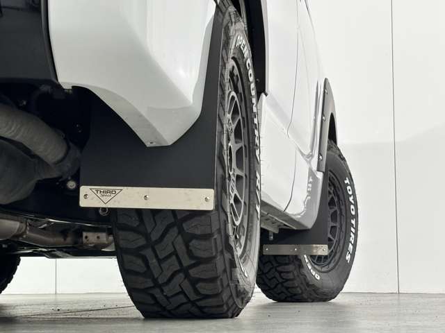 ステンレスプレートにレーザー刻印したロゴが反射具合でチラ見えがお洒落◎あえてワイヤーで吊らないことで雪山や輪留めに引っ掛かり壊れない仕様◎