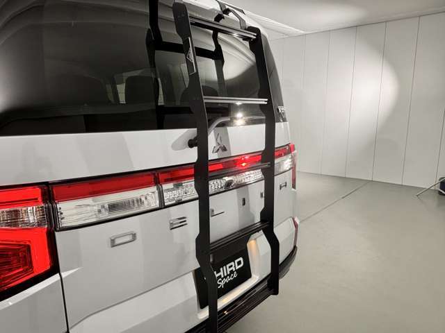 オリジナルリアラダーは重くなりがちなラダーをスタイリッシュな仕上げ◎アルミレールをステップとして設定しているため拡張性が高くなっている◎