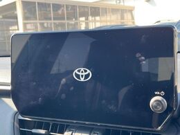 【10.5インチナビ】高級感とインパクトのある大画面ナビを装備。各種オーディオ操作はもちろん、スマホ連携もできる利便性の高いナビです♪