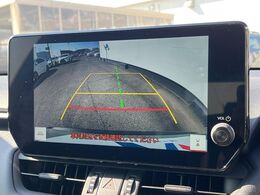 【バックカメラ】駐車時に後方がリアルタイム映像で確認できます。大型商業施設や立体駐車場での駐車時や、夜間のバック時に大活躍！運転スキルに関わらず、今や必須となった装備のひとつです！