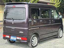 ★右斜め後ろからの一枚です★納車前にはバッチリ仕上げをしてご納車しております！商談時に小キズや線キズなど気になる所があればお気軽にご相談下さい♪内装の写真も是非ご覧ください♪