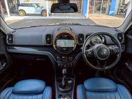 MINIならではのコックピット！！高級感があり、かつシンプルなデザインが飽きがこないとご好評いただいております。スイッチ一つ一つにも「こだわり」とセンスを感じます。