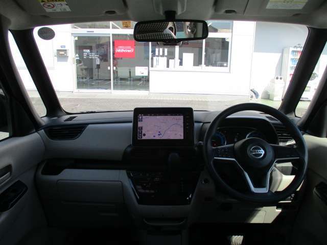 開放的で周囲が広く見渡せる運転席は車両の感覚がつかみやすくて安心安全です♪雨の日も視界良好、油膜や汚れの付着を防止するウィンドウ撥水の施工も承ります♪フロントガラスだけでなく、全ガラスに施工可能です☆