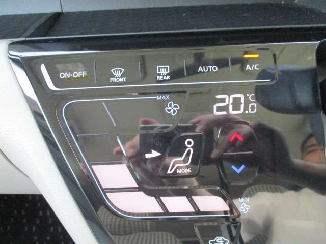 オートエアコンを装備しています！！寒い冬も暑い夏も全席に快適な空調をお届けします♪ご納車時からより快適にお乗り頂ける、エアコンフィルターの交換や、エアコン内部洗浄も承ります☆
