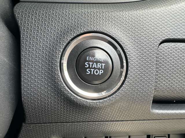 エンジンスタートは鍵を差して回す必要はなし！車内に鍵があれば（ズボンのポケットに入れたままでもOK）ブレーキを踏みながらスタートストップボタンをプッシュ！