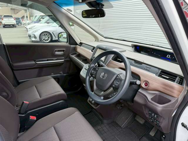 車両が整備中等により店舗に無い場合がございます。ご来店頂く際は事前にご連絡下さい。