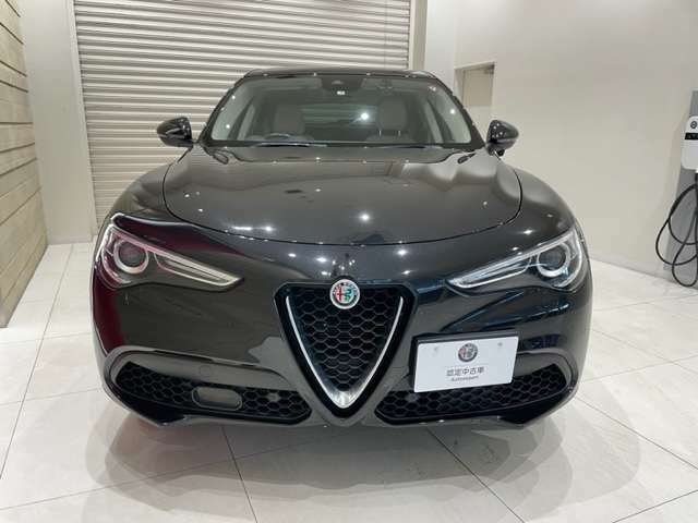 フロントグリルのトライロープ（三つ葉）は、Alfa Romeoの伝統的なデザインです。