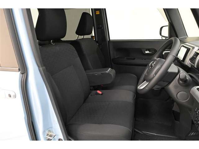 運転席/助手席です。　着座位置が高いため見晴らしが良く、運転しやすいです。運転席アームレスト装備　　手前に引いて使用します。