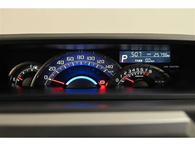 自発光式大型3眼センターメーター（タコメーター付）です。